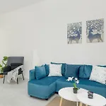 Nowoczesne Typu Z Parkingiem By Renters