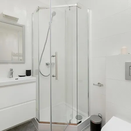 Nowoczesne Typu Z Parkingiem By Renters *